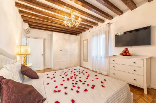 Family Apartment, Canal View, Fenice, Casanova, Opera house, Maria Callas, AD Place, Venice