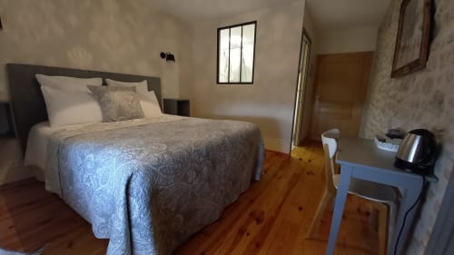 Chambre à La Maison De Fleurat, Domeyrot : lit queen-size, parquet, vue sur le jardin, bureau avec bouilloire