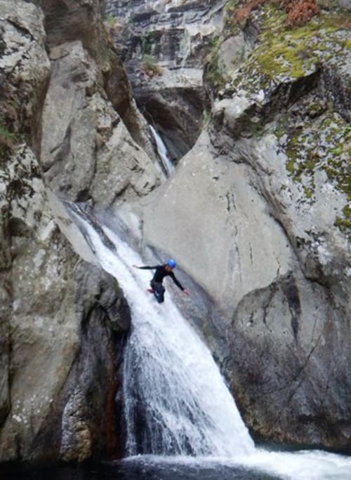 Des amateurs d'aventure font du canyoning dans les gorges rocheuses près des Gites Mas D'en Ratéro à Thuir, France