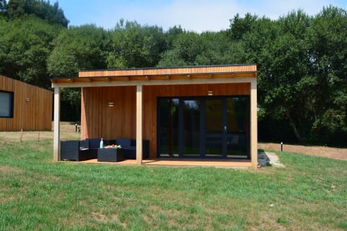 Cabaña moderna de madera en Cabañas Compostela, Santiago de Compostela, con terraza y grandes ventanales