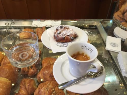 Colazione italiana ad Alloggio Le Casette Verona: espresso, pasticcini, torta al cioccolato e cornetti
