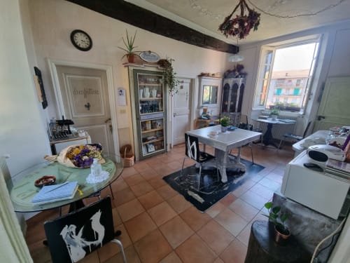 Luminosa e accogliente zona comune della La Corte B&B a Ovada con tavoli da pranzo, piante e arredi moderni