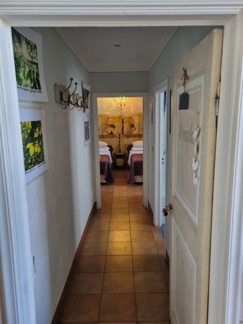 Corridoio della B&B La Corte Ovada a Ovada, Italia, che conduce alla camera da letto con pavimento in cotto