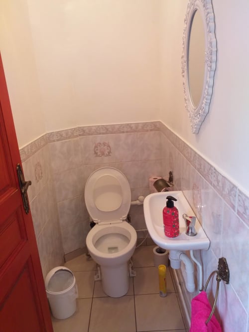Wc du Patio de MImiGîte Le Patio de Mimi - proche Marquion  - Location de vacances avec patio,  Gîte avec cuisine équipée et 2 toilettes plain-pied, maison de vacances avec terrasse,  Maison de vacances plain-pied et parking privé gratuit, Location saisonnière familiale, Gîte tout confort avec terrasse, Hébergement de charme avec extérieur, Hébergement romantique, spacieux, vacances reposantes en 59/62 Nord pas de Calais, 2 toilettes, télévision chaque chambre, connexion wifi gratuite