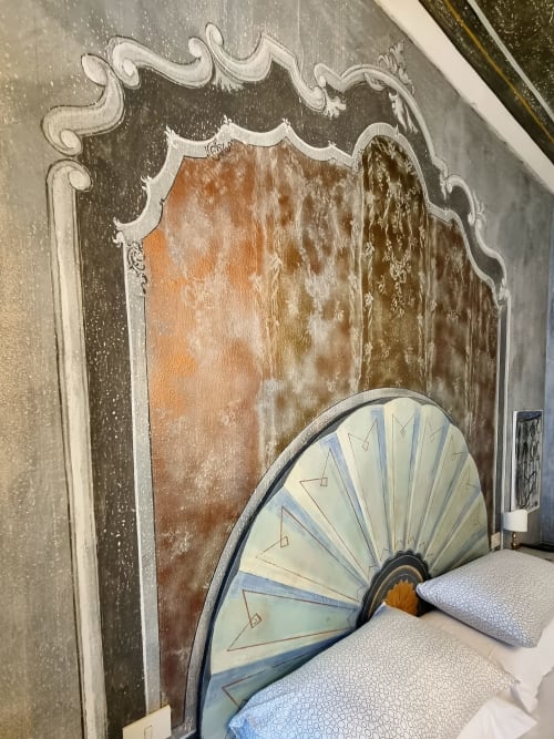Testata del letto ornamentale con design a ventaglio decorativo presso B&B La Corte Ovada, Ovada