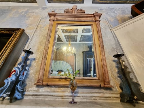 Specchio in legno con cornice ornamentale e decorazioni in B&B La Corte Ovada, Ovada