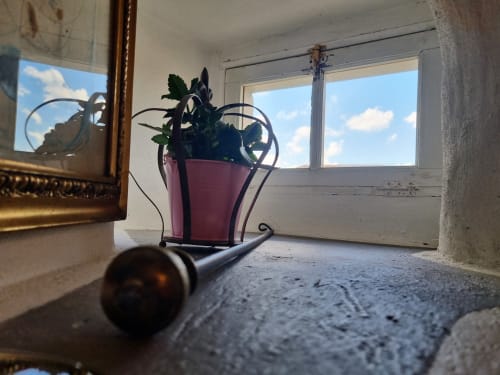 Pianta rosa in vaso con supporto in metallo sul davanzale della B&B La Corte Ovada, Ovada, con vista sul giardino