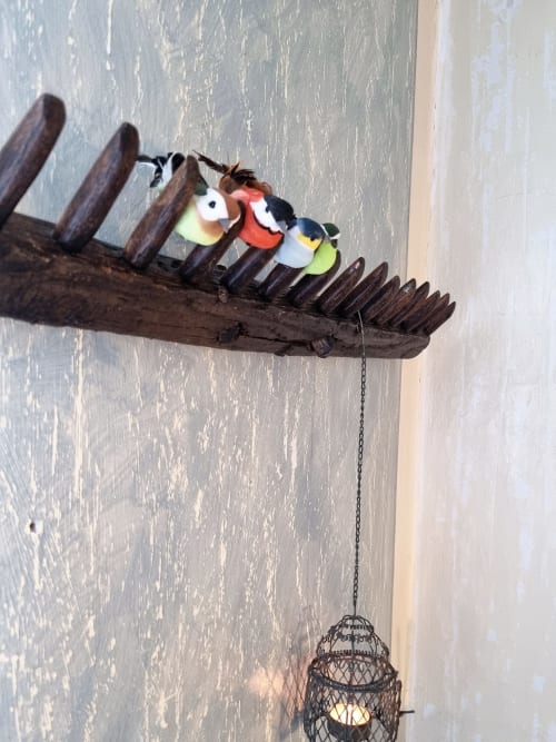 Decorazioni di uccelli in legno nel giardino di B&B La Corte Ovada, Ovada Italia
