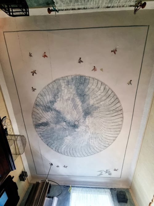 Affresco artistico al soffitto di B&B La Corte Ovada con disegno a spirale e uccelli in volo, Ovada