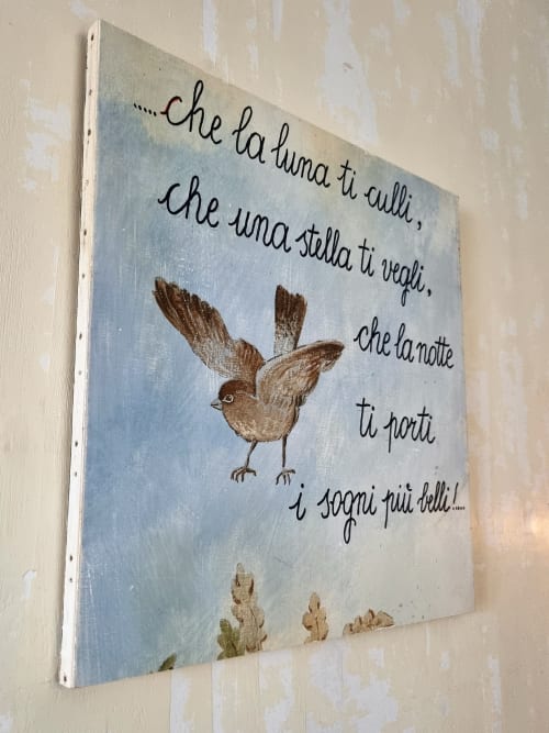 Decorazione murale in legno con poesia italiana e illustrazione di uccello presso la B&B La Corte Ovada, Ovada