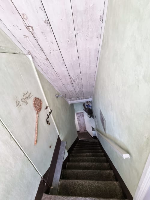 Strettoia di scale presso B&B La Corte a Ovada con pareti bianche, soffitto viola e decorazioni murali
