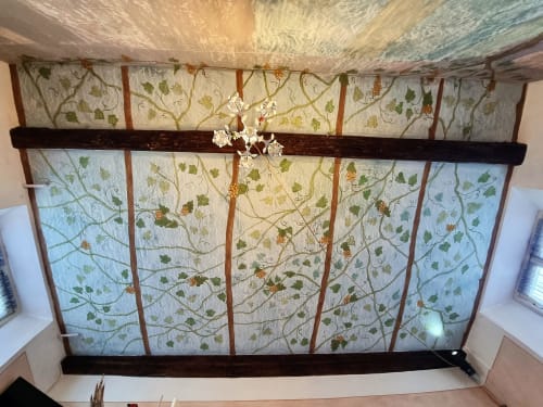 Finestra con vista sul giardino, cornici in legno decorative e carta da parati con uva presso il B&B La Corte Ovada di Ovada, Italia