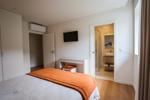 Unidades com casa de banho privativa com uma banheira ou um chuveiro, ar condicionado,  televisão de ecrã plano e um micro-ondas. Algumas unidades incluem uma área de estar e/ou um pátio- Braga, Portugal