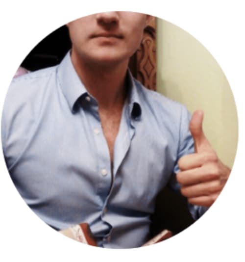 Uomo in camicia azzurra che fa il pollice verso presso Sicilianinsta Rooms, una B&B a Catania, Italia