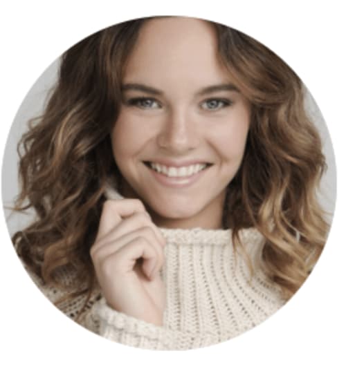 Donna sorridente in maglia color crema presso Sicilianinsta Rooms, una struttura B&B a Catania
