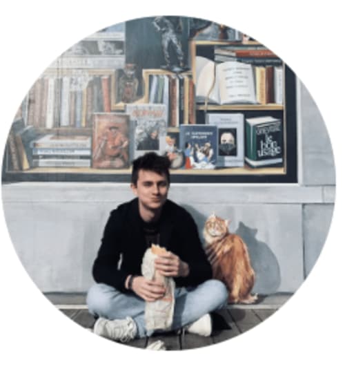 Giovane ospite con gatto arancione nelle Sicilianinsta Rooms di Catania, sfondo con libreria