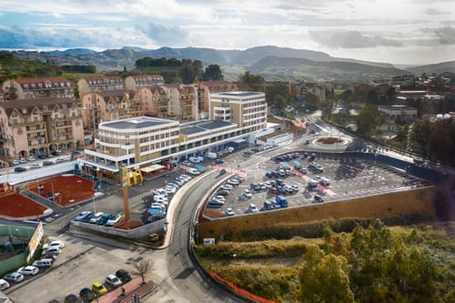 Vista aerea della Sicilianinsta Rooms B&B a Catania con montagne, parcheggio e edifici residenziali