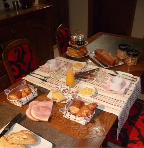 Chambres d'hotes - AU REPOS DE LA LICORNE - GOMMEGNIES - chambres avec petit déjeuner - table d'hôtes et spa sauna - viennoiserie