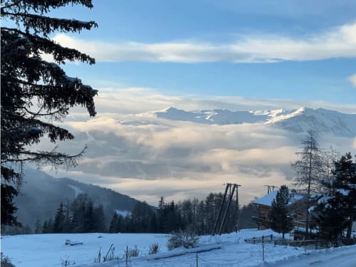 Vue imprenable sur les montagnes enneigées de Savoie, à La Plagne Tarentaise