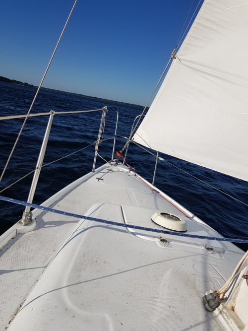 Segeltuchdecke mit weißen Segeln auf blauem Ozean bei Queyrac, Frankreich
