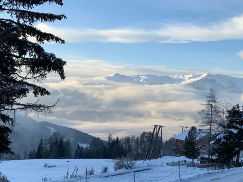 Vue imprenable sur les monts Tarentais, `a La Plagne Tarentaise en Savoie.