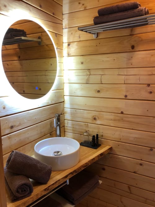Salle de bain en bois du chalet le 1650 à la Plagne Tarentaise en Savoie