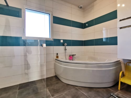 Maison de plain-pied équipée PMR - Location de vacances - Ploudalmézeau - Maison Roscaroc Aubertin - Roulotte Gites O bien-être massage Spa