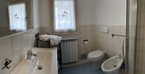 Bagno pulito presso la Residenza La Corte a Vezza d'Oglio con lavandino, WC, bidet e doccia