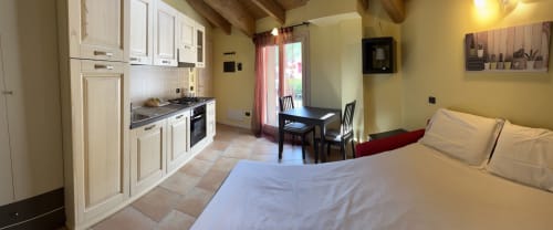 Monolocale in Residence La Corte a Vezza d'Oglio con letto, angolo cottura, tavolo da pranzo e accesso al balcone