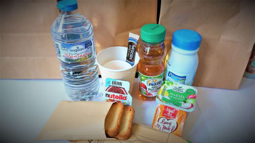 Petit-déjeuner de bienvenue à la chambre Nancy du B&B : eau, Nutella, viennoiseries, jus et lait