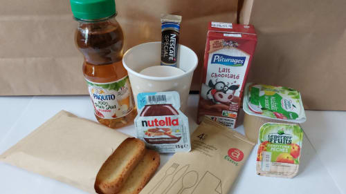 Petit-déjeuner continental à NancyRoom B&B Vandoeuvre : viennoiseries, Nutella, chocolat au lait, jus et tartinades