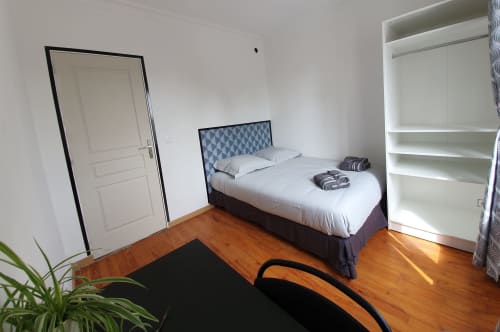 Chambre moderne à la NancyRoom B&B à Vandoeuvre-les-Nancy avec lit double, placard intégré blanc et parquet
