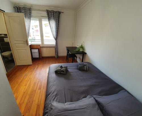 Chambre spacieuse au NancyRoom B&B à Vandoeuvre-les-Nancy avec parquet, vue sur la ville et équipements modernes