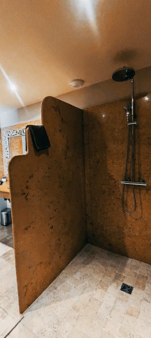 Salle de Bain, Patio privé, terrasse, Chambre confort, lit queen size, B&B, Chambres d'hôtes, Couleurs du Sud, Vallon-Pont-d'Arc, Ardèche, Auvergne-Rhône-Alpes, France, Vacances 

