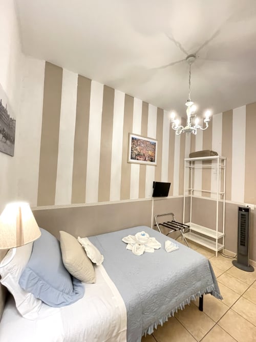 Camera Camelia dotata di aria condizionata e bagno privato nel centro di Siena - B&B Le Camere di Livia.