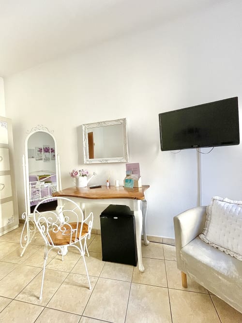 Scrivania e mini frigo della camera tripla Lilla - B&B Le Camere di Livia