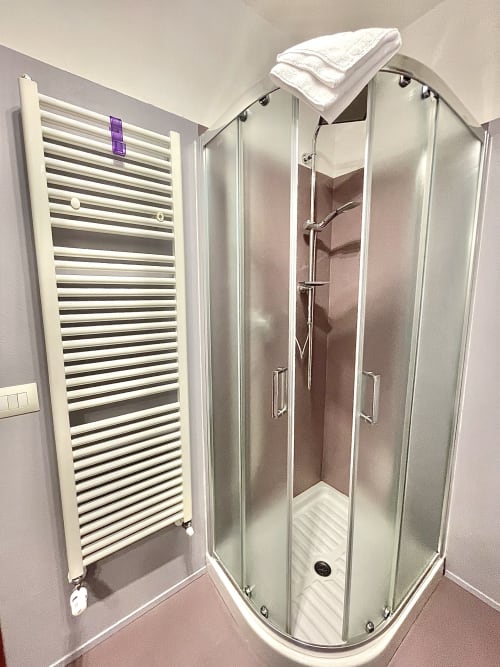 Doccia nel bagno privato della Camera Lilla - B&B Le Camere di Livia