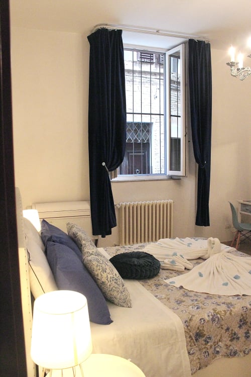 Camera matrimoniale luminosa e dotata di vari servizi nel centro di Siena - B&B Le Camere di Livia