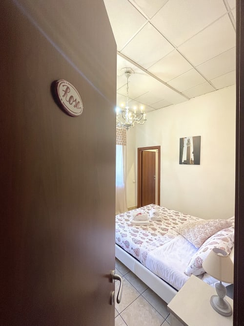 Camera Rosa, matrimoniale al primo piano, affacciata su una delle strade principali di Siena - B&B Le Camere di Livia
