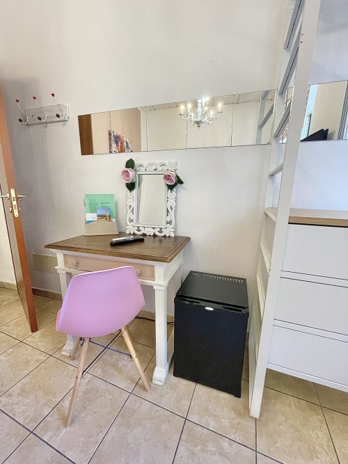 Scrivania e mini frigo della camera matrimoniale Rosa - B&B Le Camere di Livia