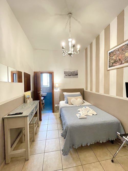 Camera Camelia con bagno privato e scrivania situata nel cuore di Siena - B&B Le Camere di Livia.