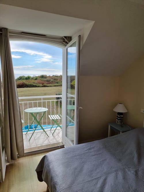 Chambre avec porte ouverte sur balcon vue campagne, Belle-Île-en-Mer, appartement Locmaria
