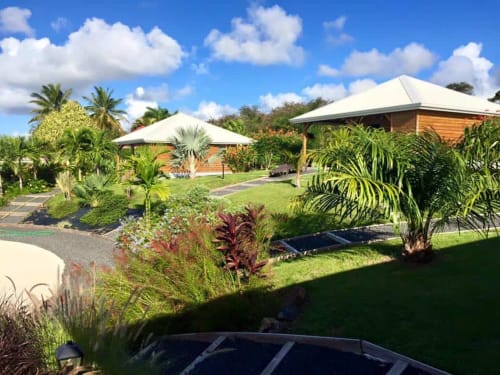 Cottages indépendants et jardin luxuriant aux fleurs tropicales des Cottages du lagon.