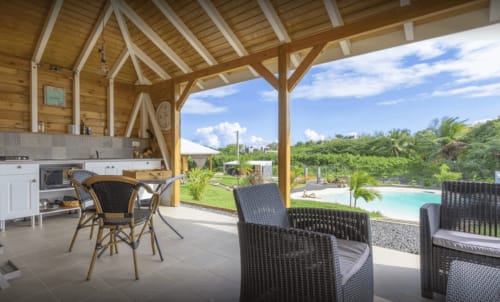 Salon extérieur avec vue sur le lagon artificiel unique des cottages du lagon