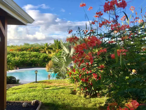 Vue sur les fleurs et le lagon artificiel des cottages du lagon à St françois