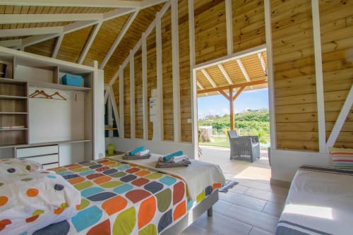 Chambre double tout équipée, avec des rangements et une vue sur le lagon aritificiel des Cottages du lagon
