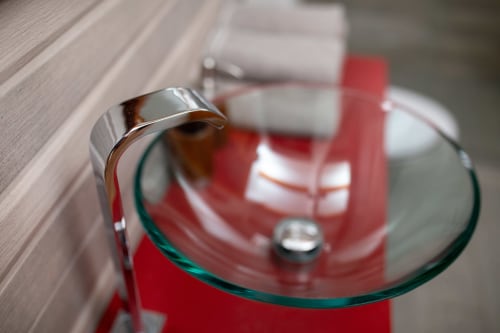 Moderno lavabo in vetro con rubinetto cromato e vanity rosso presso Il Podere Prato, Predappio Alta