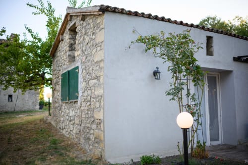 Esterno dell'appartamento Il Podere Prato a Predappio Alta con muri in pietra e illuminazione serale