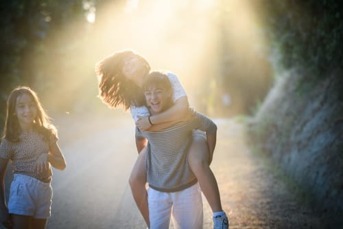 Famiglia che gode di una passeggiata soleggiata all'aperto a Il Podere Prato a Predappio Alta, Italia