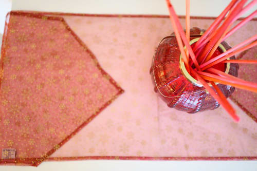 Carta regalo rosa glitterata con nastro rosso e ornamenti decorativi all'hotel Il Podere Prato di Predappio Alta